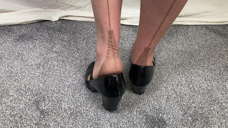 Mr MF: Nyonya dewasa dengan kaki jenjang bugil pakai lingerie jadul bagian 1