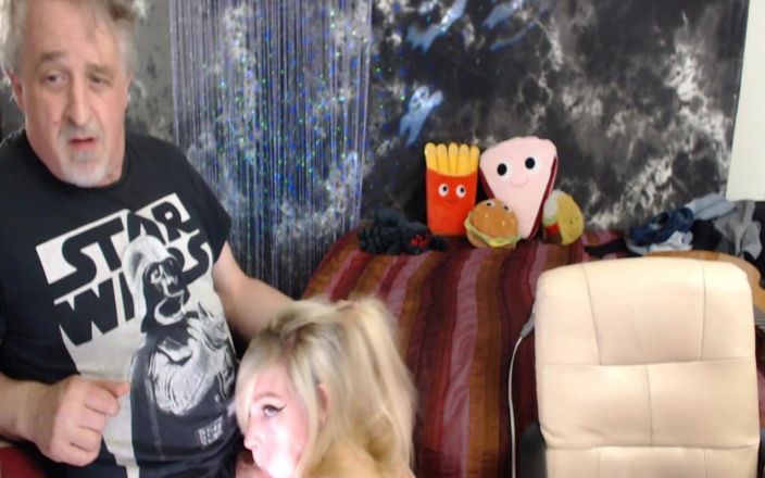 GamerGirlRoxy: Roxy dává Lee deepthroat kouření pak on se vystříká na...