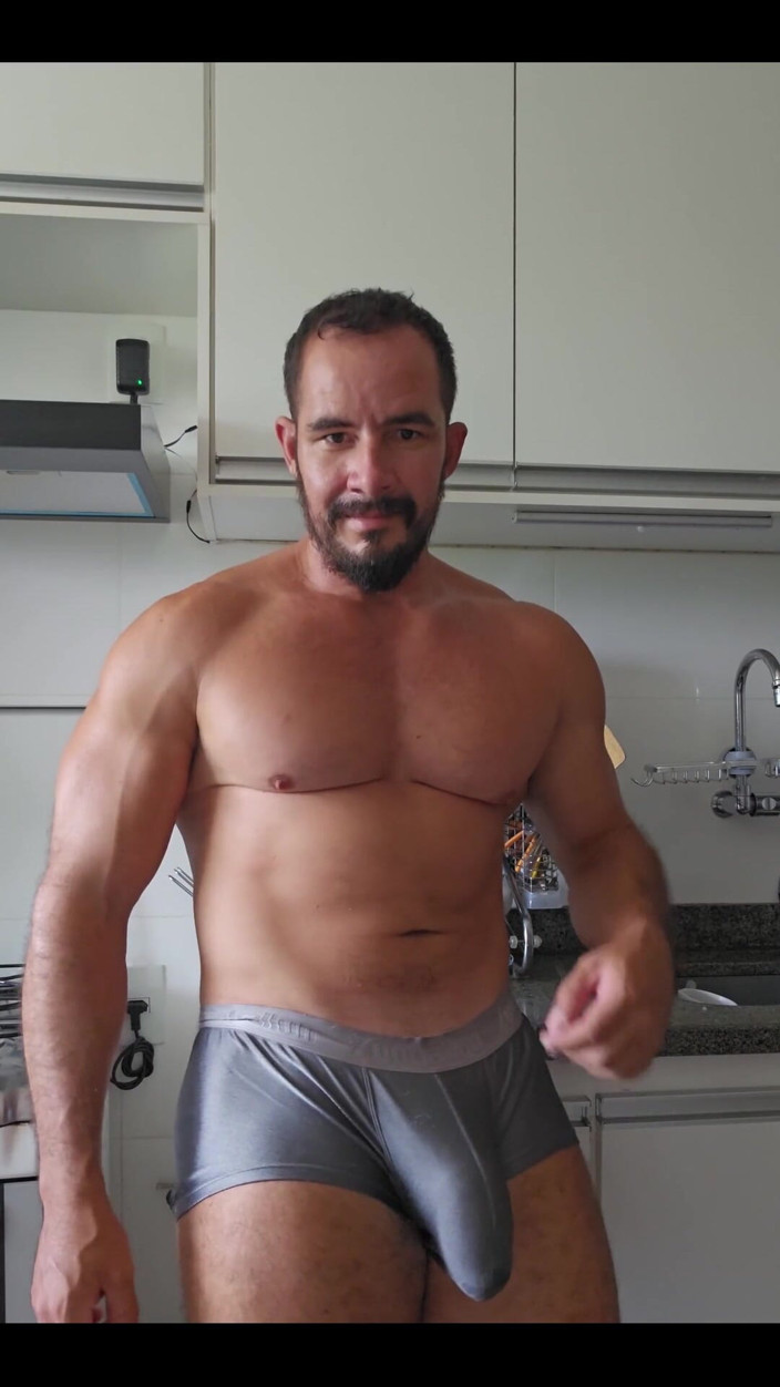 TPOWERX: Obří péro ve spodním prádle