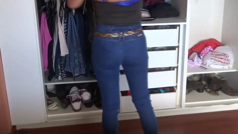 Ardientes69: 我的妻子向他们的朋友炫耀他们的大屁股，这样她们就可以自慰和操他们了