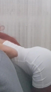 O MILF îmbrăcată sexy ia un penis în gură și face sperma să ejaculeze pe limbă.
