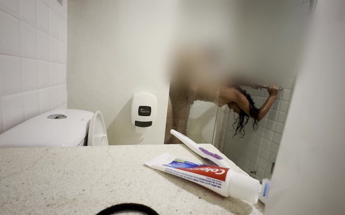 Pacho fox: J’attrape ma demi-sœur en train de se toucher sous la...