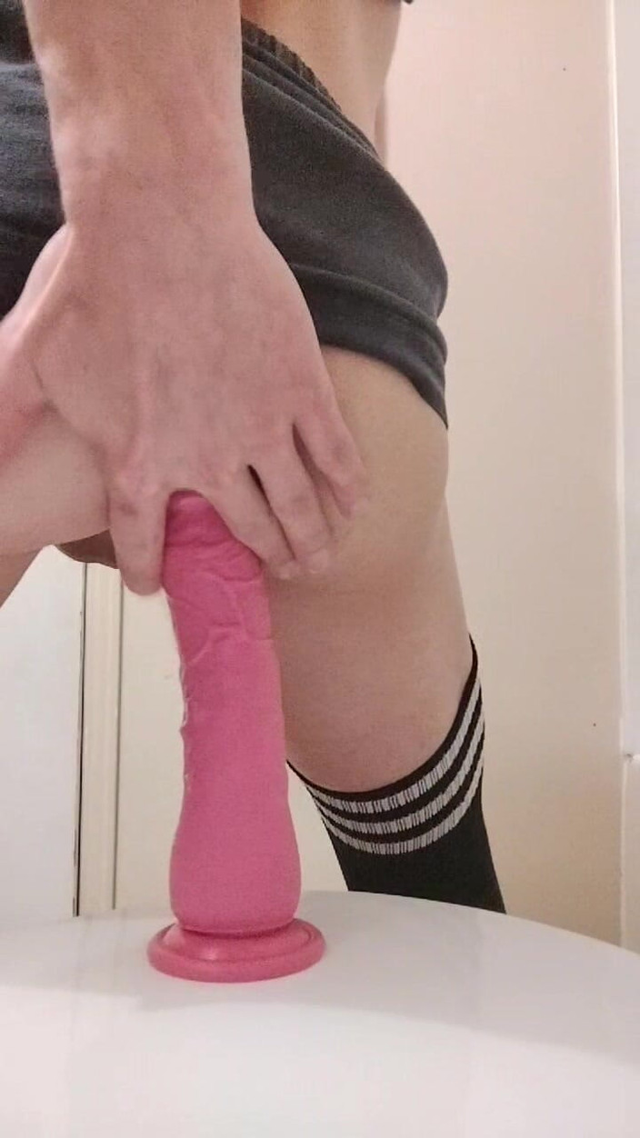 Ulyanna Monroe: Joacă solo femboy cu un vibrator mare roz
