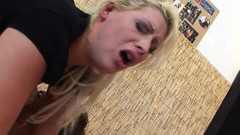 Bananas with Melons: Сексуальна сцена втрьох - 1_blonde тінки втрьох хочуть камшот на ноги