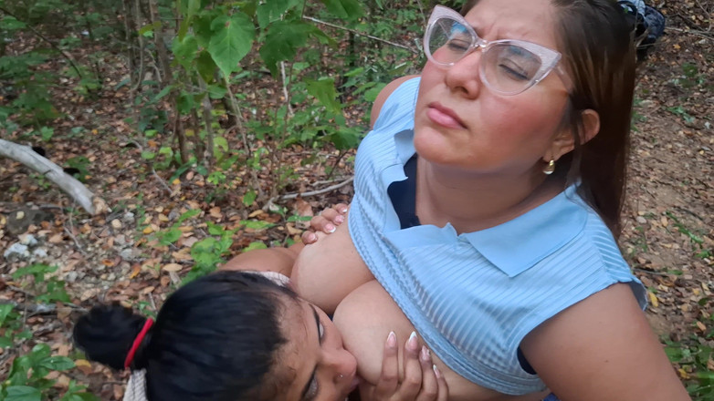 SugarPose: Латина з великими цицьками смокче її цицьки