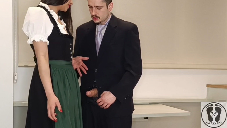 All You Can Fetish: 전통적인 오스트리아 Dirndl을 입고 그녀는 그를 따먹어