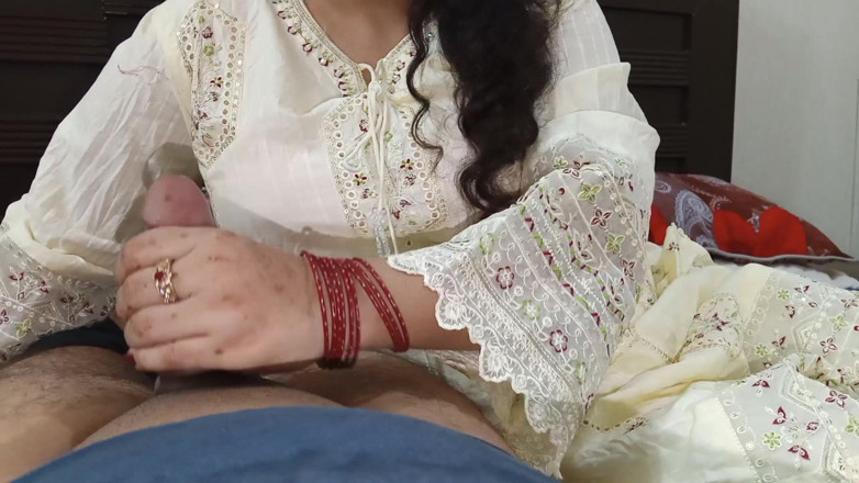 QueenbeautyQB: Desi indická sexy manželka se úmyslně dotýká manželova ptáka svými krásnými...
