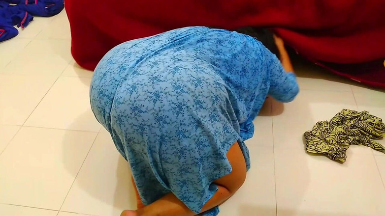 Aria Mia: ホットな継母は彼の手を縛られた状態で義理の息子をファックし、その後、ホットな継子は彼女がベッドの下に立ち往生したときに大きなお尻の継母をファックします