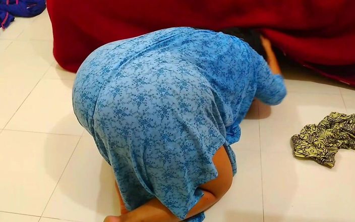 Aria Mia: 손을 묶고 배다른 아들을 따먹는 핫한 새엄마, 침대 밑에 갇히면 후장 새엄마와 섹스하는 핫한 배다른 아들