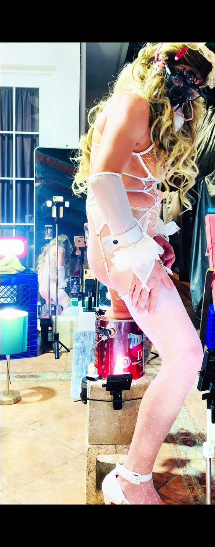 Benito414: Sexy Shemale bílá kombinéze Benito414 Jízda na robertku uvnitř
