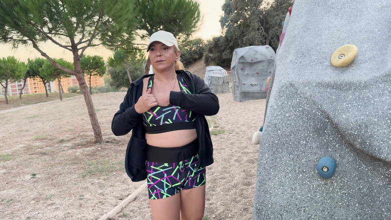 Nicolly Summers: Satpam taman mergokin aku! Cowok ini lagi asik ngintai dan...