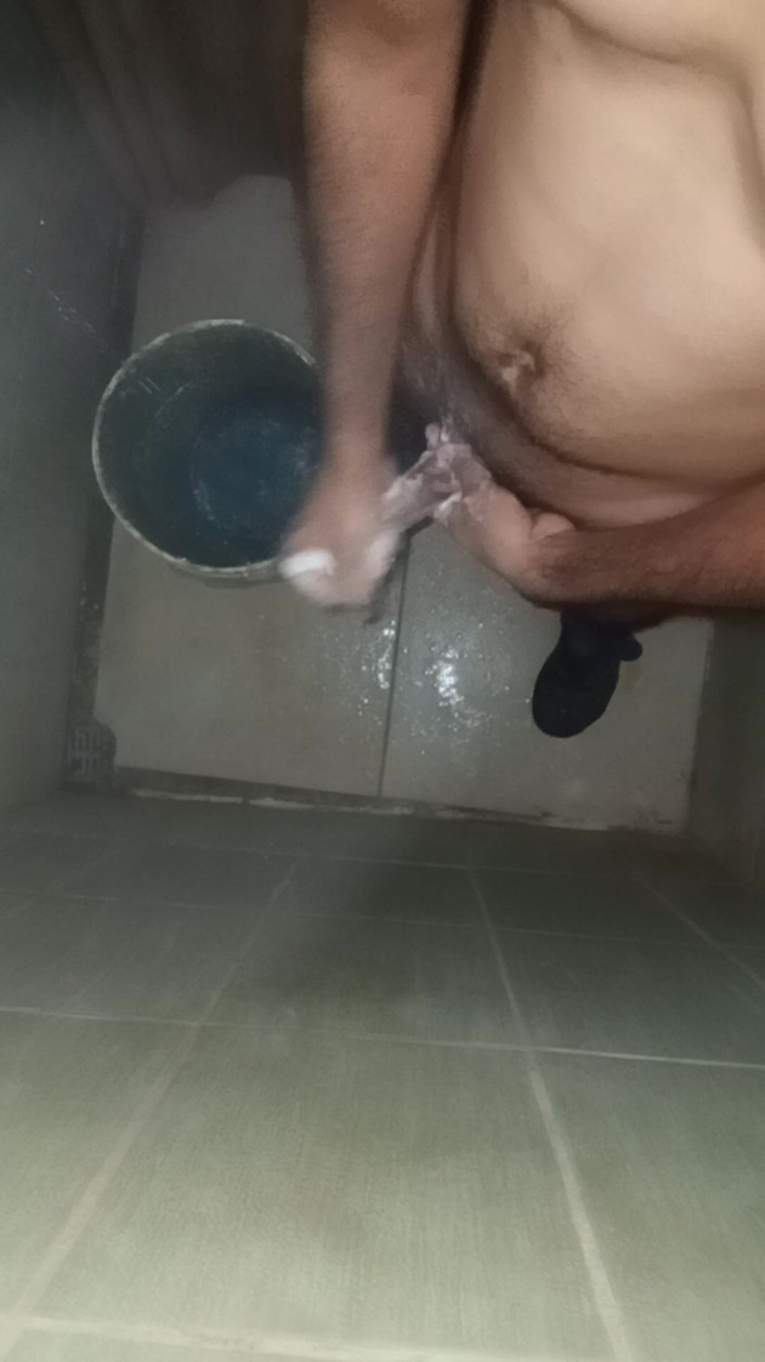 Cute boy jerks off: zayıf adam mastürbasyon yapmak için duş alıyor