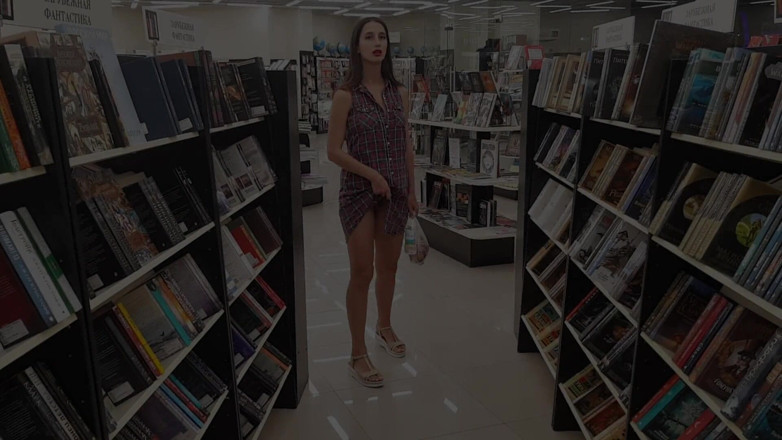 SweetButtocks: Frau in einer buchhandlung zeigt ihre muschi und ihren arsch