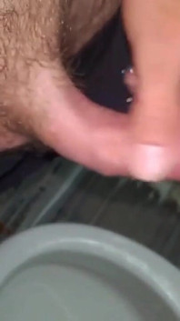 Mear y semen en Toilette