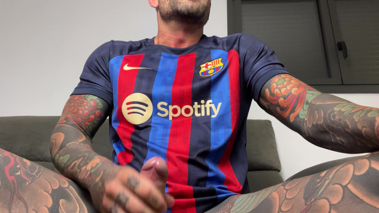 Juan Lucho Gay: Pria Spanyol tampan masturbasi dengan kaos Barça