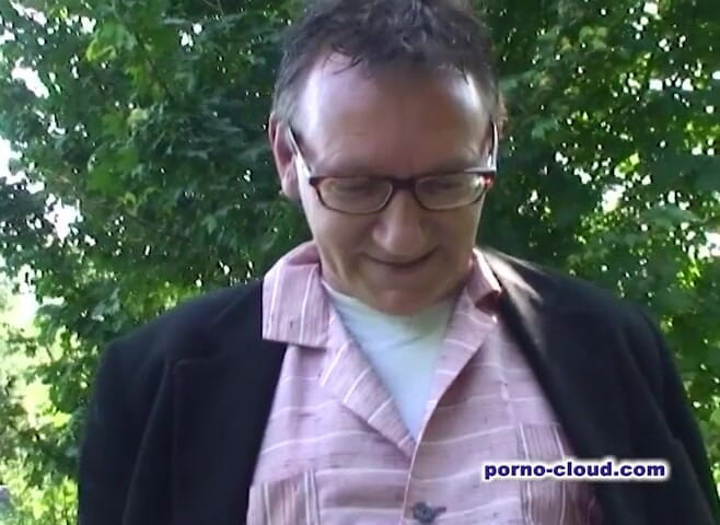 Porno Cloud: Scopata all'aperto da una coppia