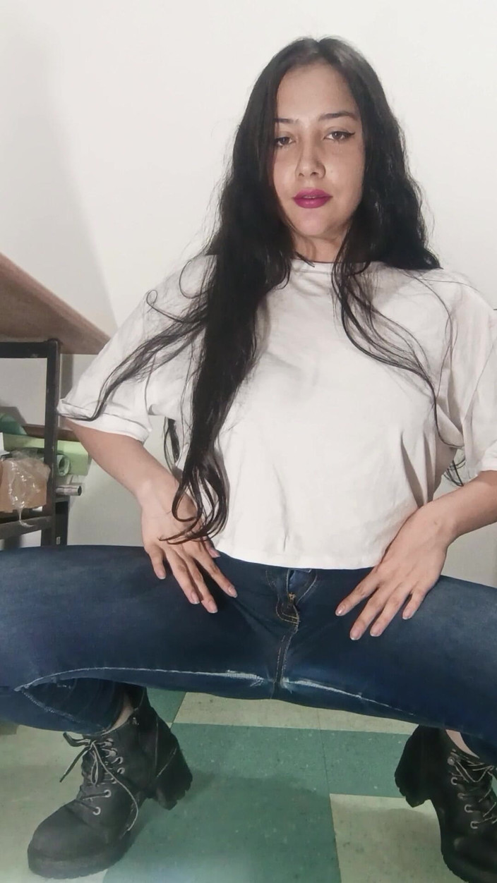 Golden domme: Modelowanie zużyte dżinsy