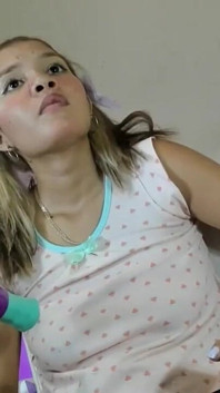 Mexia com dildo e vibrador ao mesmo tempo