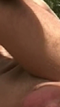 Buttholes Addicts Scena 1_filthy geje przyjaciele pieprzą się w dupę w dżungli.