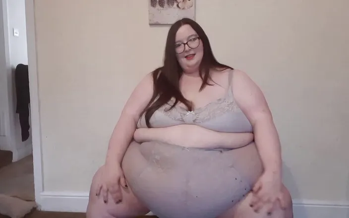 SSBBWLadyBrads: SSBBW goddess vs office chair - fat chat