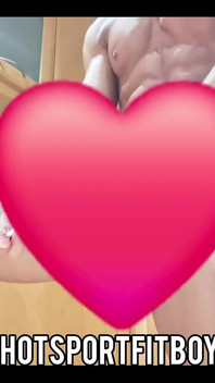 キッチンでチンポを触るのが大好きです。皿を洗っていると、ムラムラし始めました...
