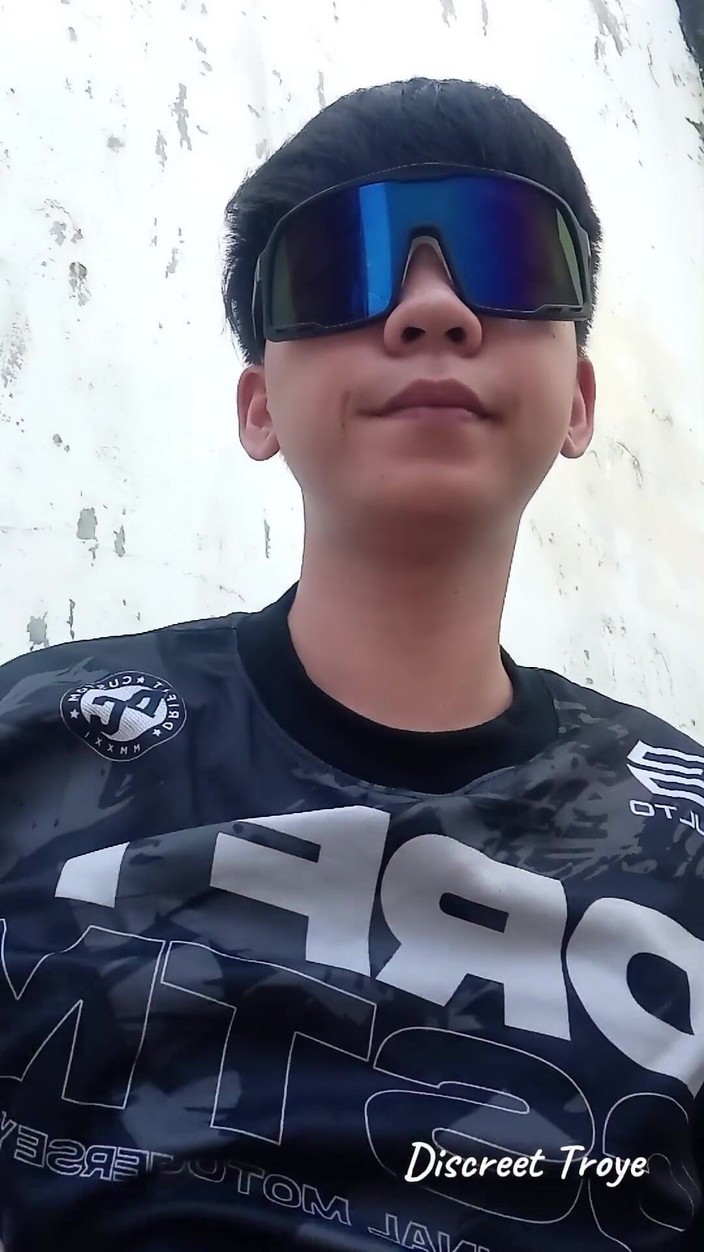 Troye_AsianPinoy: 大鸡巴 pinoy 在建筑工地 - 舔舐并操他的阴户玩具