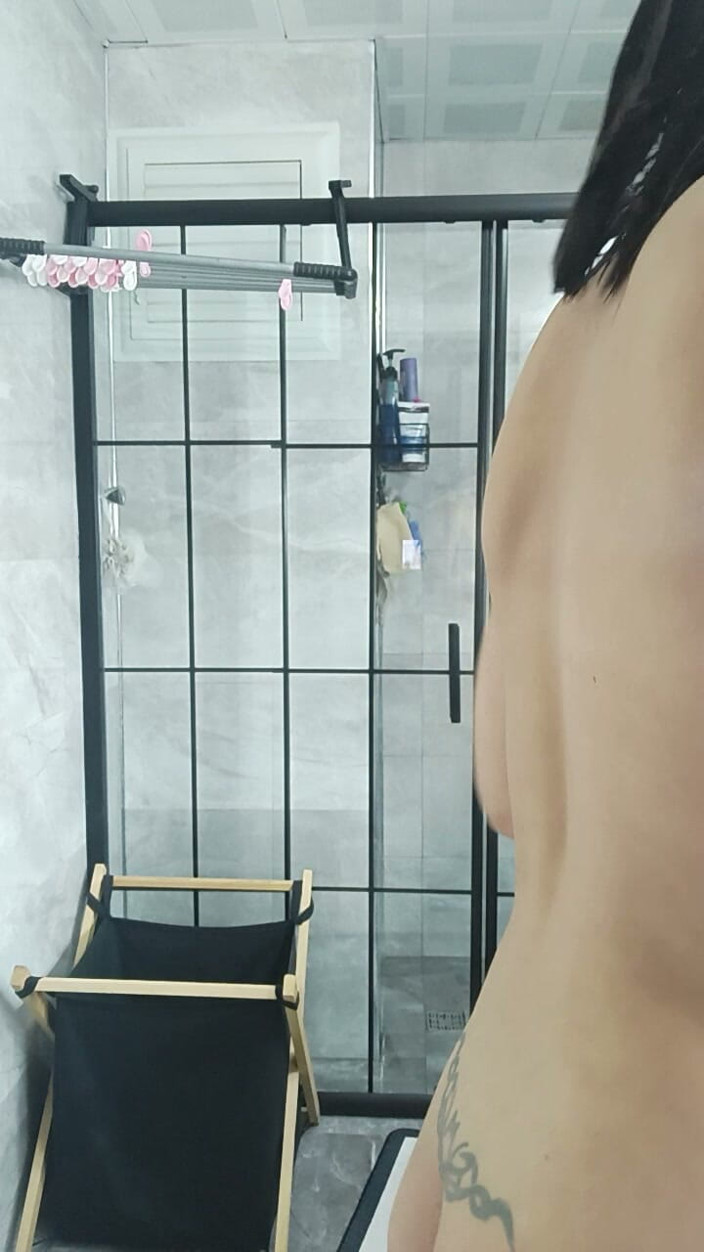 Esmer Tarcin: Estoy Caminando Desnudo En El Baño