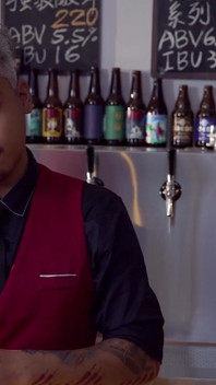 Meng Ruoyu s’ouvre au barman à propos de son amant infidèle et se fait baiser
