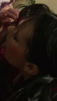 Remaja miang menghisap batang besar dan berkongkek ghairah dengan lelaki comel