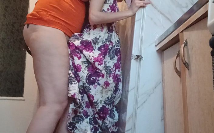 Lesbian-illusion: 当我们独自在家时，我丈夫的妈妈操我