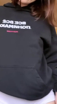 Necke dich und meine muschi in einem hoodie