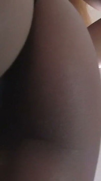 Remaja hitam miang melakukan striptis seksi basah erotik dan mengongkek pepeknya dengan dildo