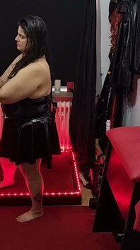 Stăpână în latex cu forme cleme și dilatări Sclav mascat