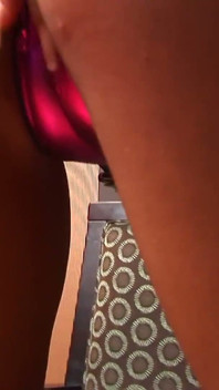 Ébano se masturbando com seu brinquedo rosa