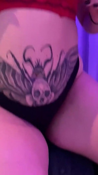 Twój duży wytatuowany tyłek sprawia, że tak bardzo się cum