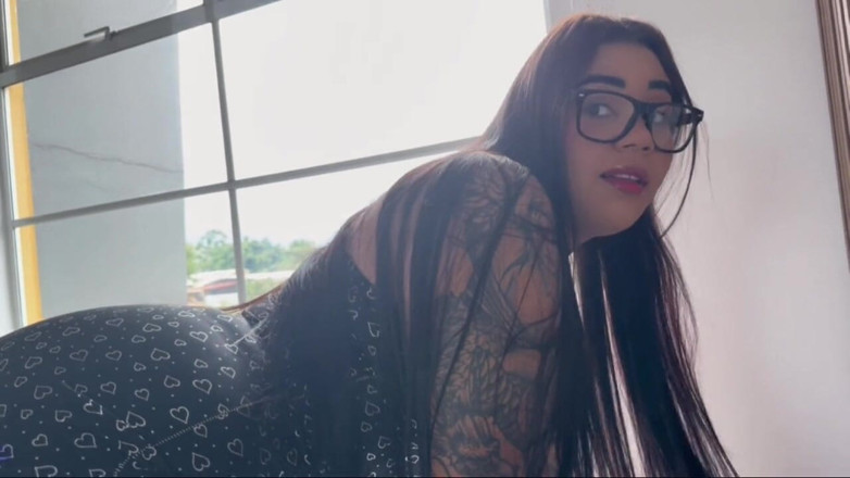 AlejandraGarciax: Sirvienta Culona Me Limpia El Cuarto Y Me Follo