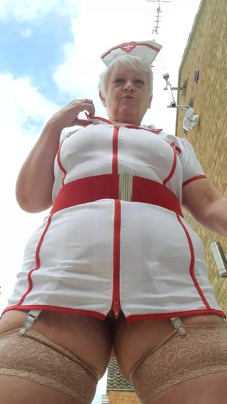 Uk Joolz: 护士Joolz在花园里戏弄......
