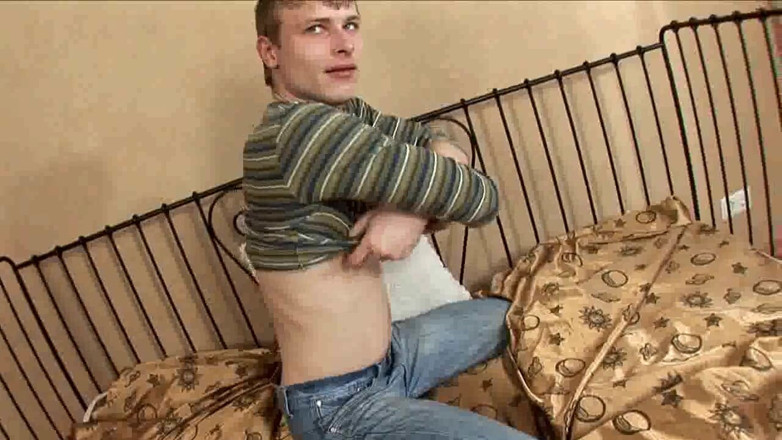 Young straight boy masturbation: Wilfrid mi mostra il suo cazzo e il culo
