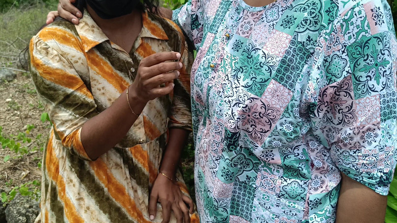 Magilmathi: Pasangan lesbian lagi asik mesra-mesraan di luar ruangan