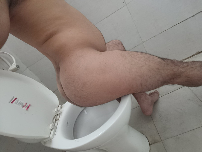 LovedSunsine1990: Halo teman-teman, aku benar-benar telanjang di toilet kantor.