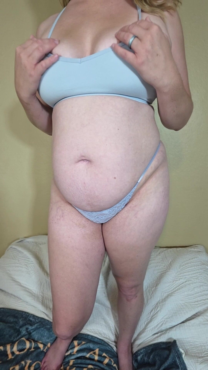 Mama_Foxx94: Amatorskie MILF w staniku i majtkach dokucza i pieprzy