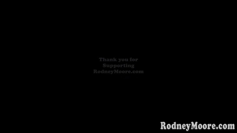 Rodney Moore: Concurso pornô - novata amadora recebe engolidas de cu