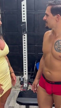 MILF Kandy odčerpává velké péro mladého samce