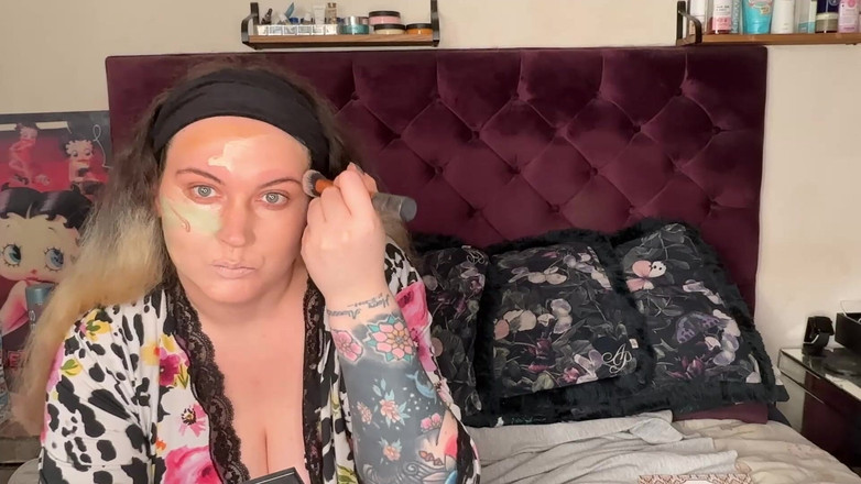 MissFFW: Con điếm lập dị trang điểm cho một đêm lập dị