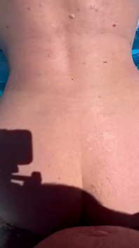 อมควยต่างเชื้อชาติริมสระน้ําและเย็ดกลุ่มคนเย็ด ชายสองหญิงหนึ่ง