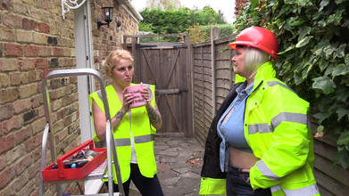 Lacey Starr productions: Dua MILF Builders berkongkek di dapur lesbian