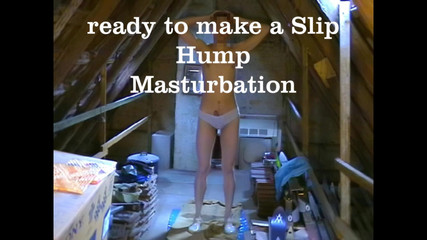 Mark Hannes: ब्लू बॉडीसूट पेशाब और स्लिप प्रस्तुति