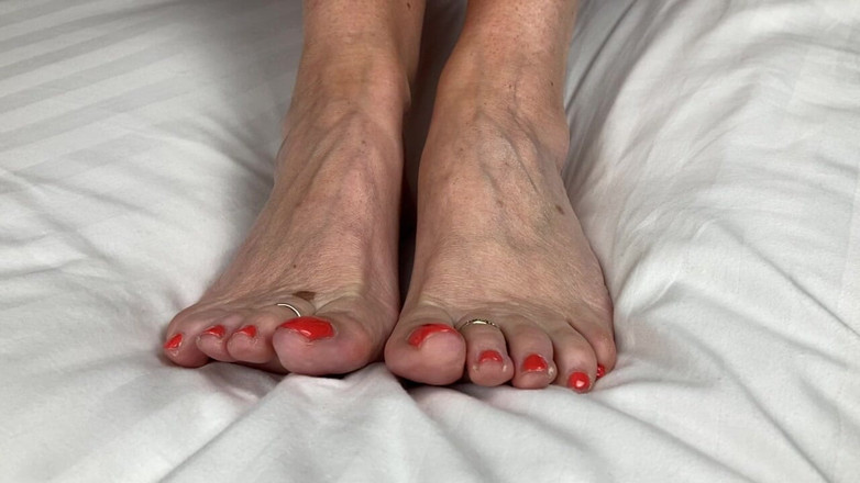 Mr MF: Sra. Pés maduros realmente precisando de alguém para massagear e...