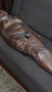 Luana zabalena do plastového filmu. Lechtání, Bastinado a vnucené orgasmy!