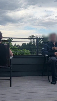 Expunere de pulă pe acoperiș cafenea aventură spermă înăuntru